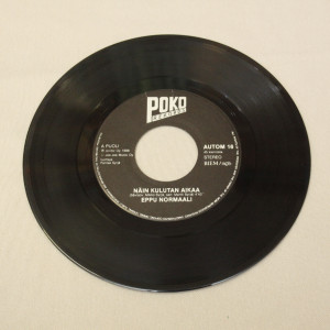 Eppu Normaali Näin kulutan aikaa/Baarikärpänen 7"